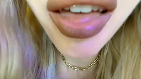Snapshot of velvet_kissx chatting on 05-13-26, 08:27 Uma online show from 05-13-26, 08:27