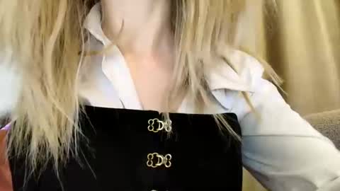 Snapshot of velvet_kissx chatting on 05-14-26, 08:26 Uma online show from 05-14-26, 08:26