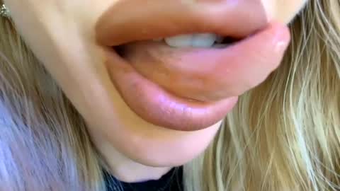 Snapshot of velvet_kissx chatting on 06-21-26, 11:29 Uma online show from 06-21-26, 11:29