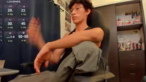 Snapshot of velvet_skyn chatting on 06-16-26, 01:41 juansito online show from 06-16-26, 01:41