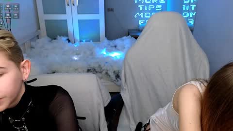 Snapshot of velvetvalkyries chatting on 01-02-25, 01:51 CLEOshort hair TIna long hair online show from 01-02-25, 01:51