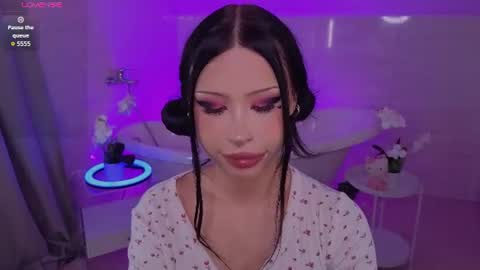 Snapshot of venomeowww_ chatting on 07-30-26, 04:00 Vivian online show from 07-30-26, 04:00