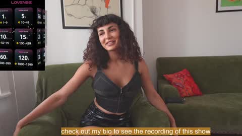 Snapshot of venus_in_jeans chatting on 09-18-25, 02:19 Bella online show from 09-18-25, 02:19