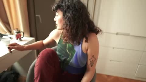 Snapshot of venus_in_jeans chatting on 05-21-26, 11:39 Bella online show from 05-21-26, 11:39