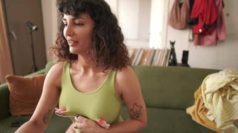 Snapshot of venus_in_jeans chatting on 05-25-26, 09:37 Bella online show from 05-25-26, 09:37