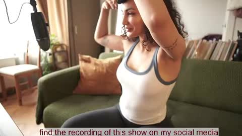 Snapshot of venus_in_jeans chatting on 06-12-26, 07:29 Bella online show from 06-12-26, 07:29