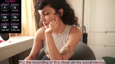 Snapshot of venus_in_jeans chatting on 06-18-26, 11:14 Bella online show from 06-18-26, 11:14