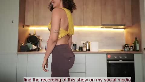 Snapshot of venus_in_jeans chatting on 07-23-26, 07:39 Bella online show from 07-23-26, 07:39