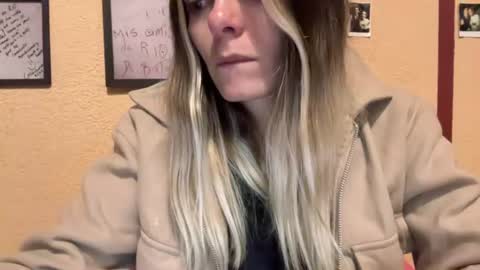 Snapshot of viajemos chatting on 06-27-26, 02:38 papichulo y mamichula online show from 06-27-26, 02:38