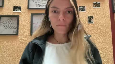Snapshot of viajemos chatting on 06-28-26, 10:16 papichulo y mamichula online show from 06-28-26, 10:16