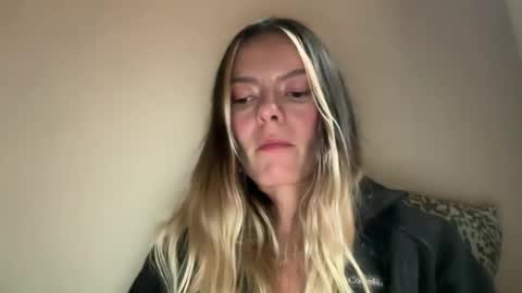 Snapshot of viajemos chatting on 06-30-26, 10:11 papichulo y mamichula online show from 06-30-26, 10:11