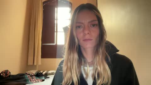 Snapshot of viajemos chatting on 07-01-26, 07:35 papichulo y mamichula online show from 07-01-26, 07:35