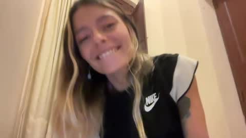 Snapshot of viajemos chatting on 07-14-26, 02:05 papichulo y mamichula online show from 07-14-26, 02:05