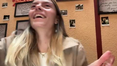Snapshot of viajemos chatting on 07-15-26, 11:15 papichulo y mamichula online show from 07-15-26, 11:15