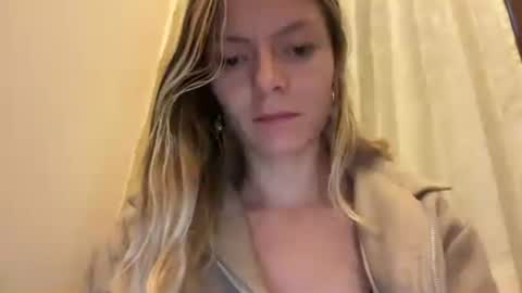 Snapshot of viajemos chatting on 07-16-26, 10:49 papichulo y mamichula online show from 07-16-26, 10:49