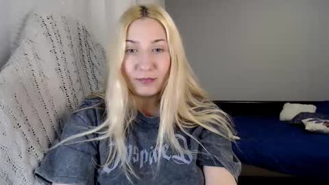 Snapshot of vibezgirl chatting on 10-20-25, 07:14 Amelia online show from 10-20-25, 07:14