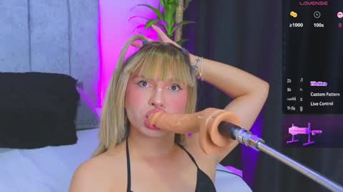 Snapshot of vicky_hot_x chatting on 12-20-24, 02:52        online show from 12-20-24, 02:52