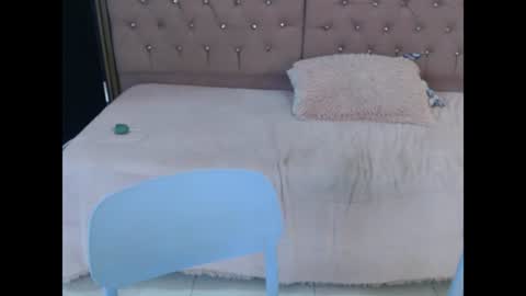 Snapshot of vicky_wel chatting on 06-13-26, 08:07 Victoria y Danniela online show from 06-13-26, 08:07