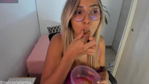 Victoria Santos online show from 10-28-25, 03:10