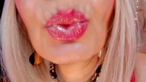 Snapshot of victoria_dior chatting on 12-19-24, 06:45 diorvictoria9 online show from 12-19-24, 06:45