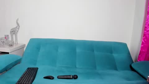 Victoria  online show from 09-26-25, 06:45