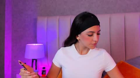  Victoria Lozano  online show from 12-21-24, 11:55