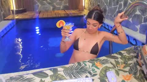  Victoria Lozano  online show from 01-17-25, 04:47