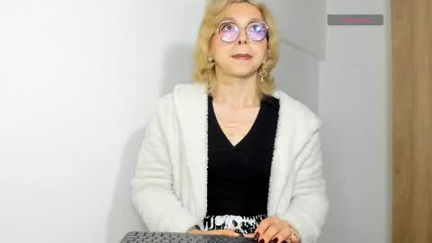 Snapshot of victoria_qq chatting on 05-24-26, 09:53 D A N I online show from 05-24-26, 09:53