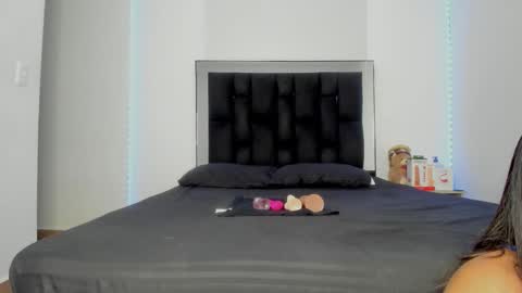 Snapshot of victoriacolin chatting on 11-12-25, 12:05 VICTORIA online show from 11-12-25, 12:05