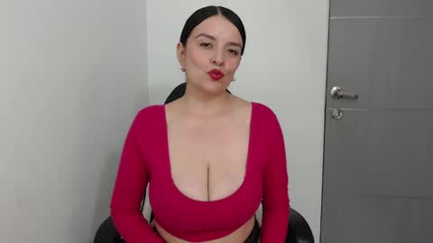 Snapshot of victoriahot_23 chatting on 01-06-25, 08:50 Kim 3 online show from 01-06-25, 08:50
