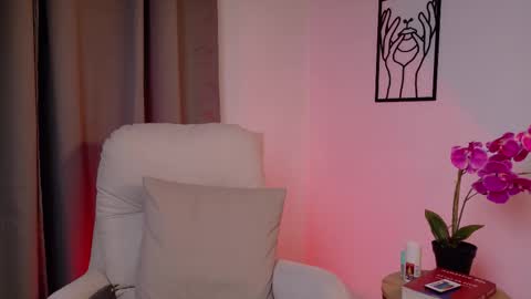 VictoriaNova online show from 12-22-25, 08:06