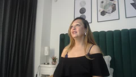 victoriaqueen_fg_ online show from 09-30-25, 01:27