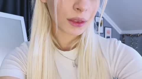 Snapshot of vienna_gones chatting on 04-14-26, 12:11 Eva online show from 04-14-26, 12:11