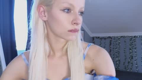 Snapshot of vienna_gones chatting on 04-17-26, 12:30 Eva online show from 04-17-26, 12:30