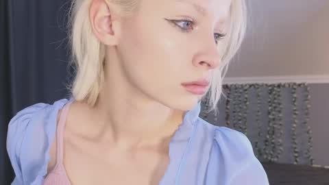 Snapshot of vienna_gones chatting on 04-18-26, 12:53 Eva online show from 04-18-26, 12:53