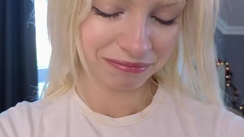 Snapshot of vienna_gones chatting on 05-08-26, 12:54 Eva online show from 05-08-26, 12:54
