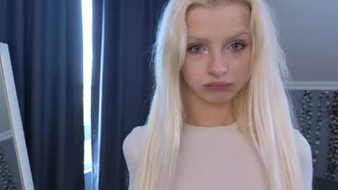 Snapshot of vienna_gones chatting on 05-13-26, 12:13 Eva online show from 05-13-26, 12:13