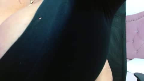 Snapshot of viiolleta chatting on 11-19-25, 01:11 viioleta online show from 11-19-25, 01:11