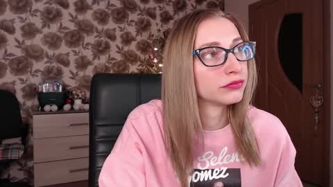 Snapshot of vikaericka chatting on 12-23-24, 05:00 Vika online show from 12-23-24, 05:00