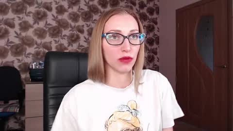 Snapshot of vikaericka chatting on 01-21-25, 12:18 Vika online show from 01-21-25, 12:18