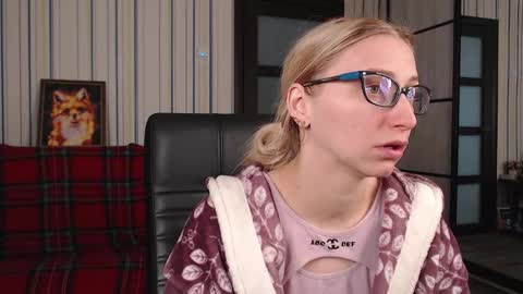 Snapshot of vikaericka chatting on 10-05-25, 09:07 Vika online show from 10-05-25, 09:07