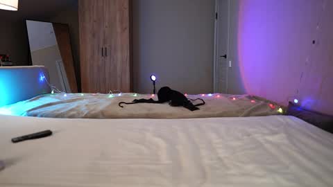 VIKKI online show from 12-21-25, 09:05