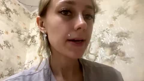 Snapshot of viktoria9898 chatting on 05-16-26, 12:07 Sweett online show from 05-16-26, 12:07