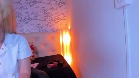 Snapshot of viktoria_davis_ chatting on 01-16-25, 10:44 Viktoria online show from 01-16-25, 10:44