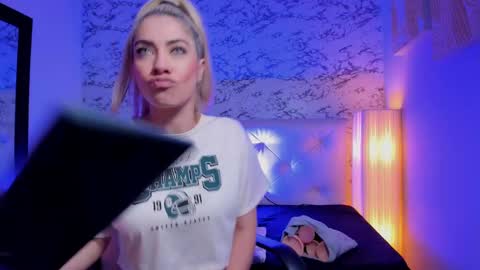 Snapshot of viktoria_davis_ chatting on 01-20-25, 09:11 Viktoria online show from 01-20-25, 09:11