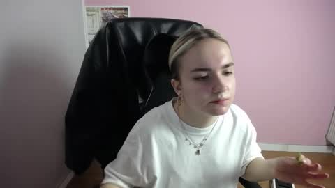 Snapshot of viktoria_lovely chatting on 04-24-26, 06:27 viktoria_lovely online show from 04-24-26, 06:27