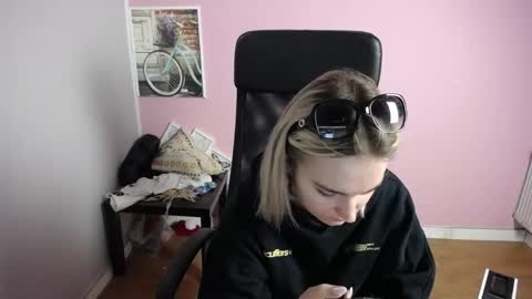 Snapshot of viktoria_lovely chatting on 05-22-26, 06:31 viktoria_lovely online show from 05-22-26, 06:31
