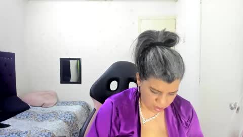 VIKY ADAMS online show from 10-22-25, 10:09