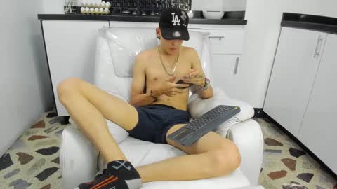 Snapshot of vincenthunter chatting on 12-12-24, 01:21 Vincent online show from 12-12-24, 01:21