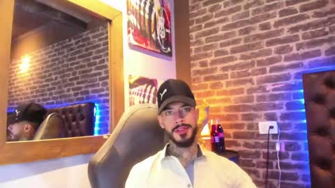 Snapshot of vinzenzrizzo chatting on 09-24-25, 05:11 ---Vinzen--- online show from 09-24-25, 05:11